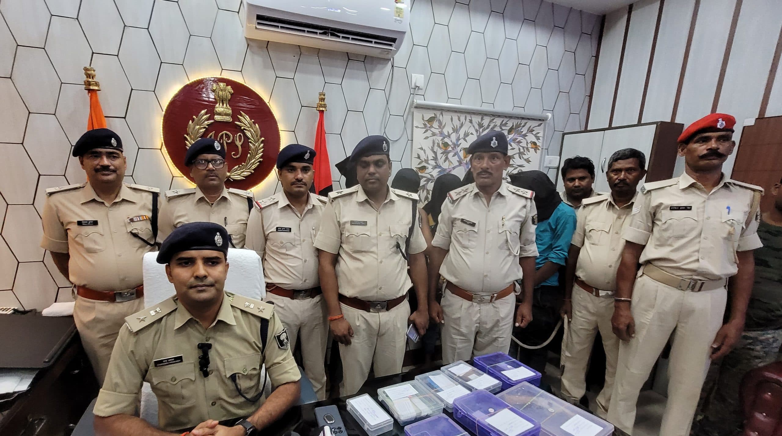 अंतर जिला गिरोह के सात अपराधी गिरफ्तार, लूटी गयी पांच बाइक बरामद