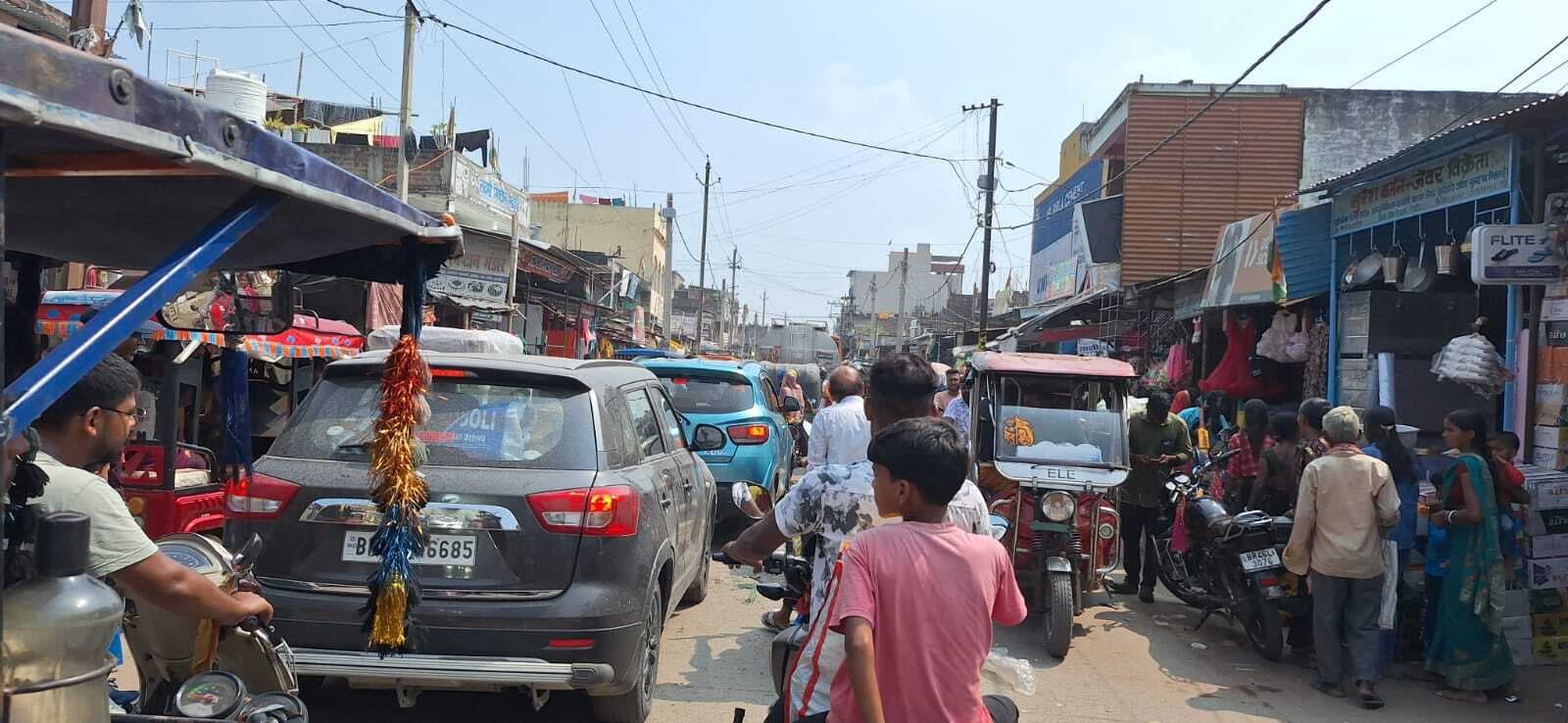 Jamui News : यात्री वाहनों के बेतरतीब पड़ाव से श्रद्धालुओं को हो रही परेशानी
