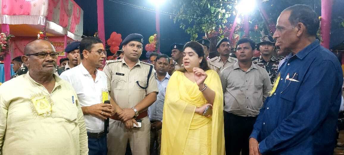 Jamui News : डीएम ने चकाई स्थित गोला दुर्गा माता के किये दर्शन