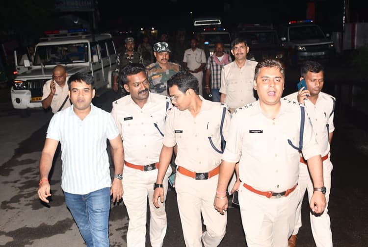 Bokaro News: चाक चौबंद की गयी सुरक्षा व्यवस्था, सादे लिबास में पंडाल में पुलिसकर्मी तैनात