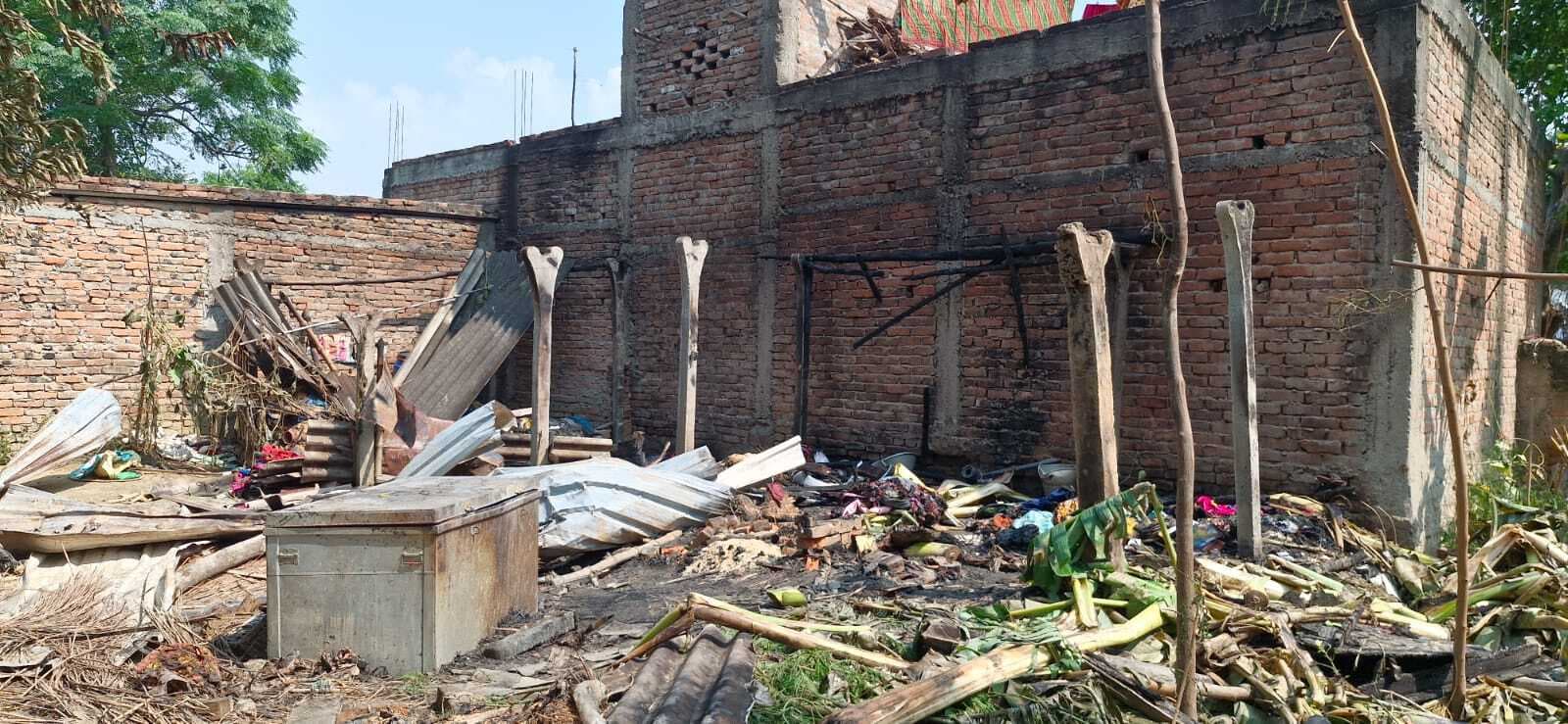 सिलेंडर से लगी आग से तार जला, बचाव करने आये 13 युवक करेंट से झुलसे