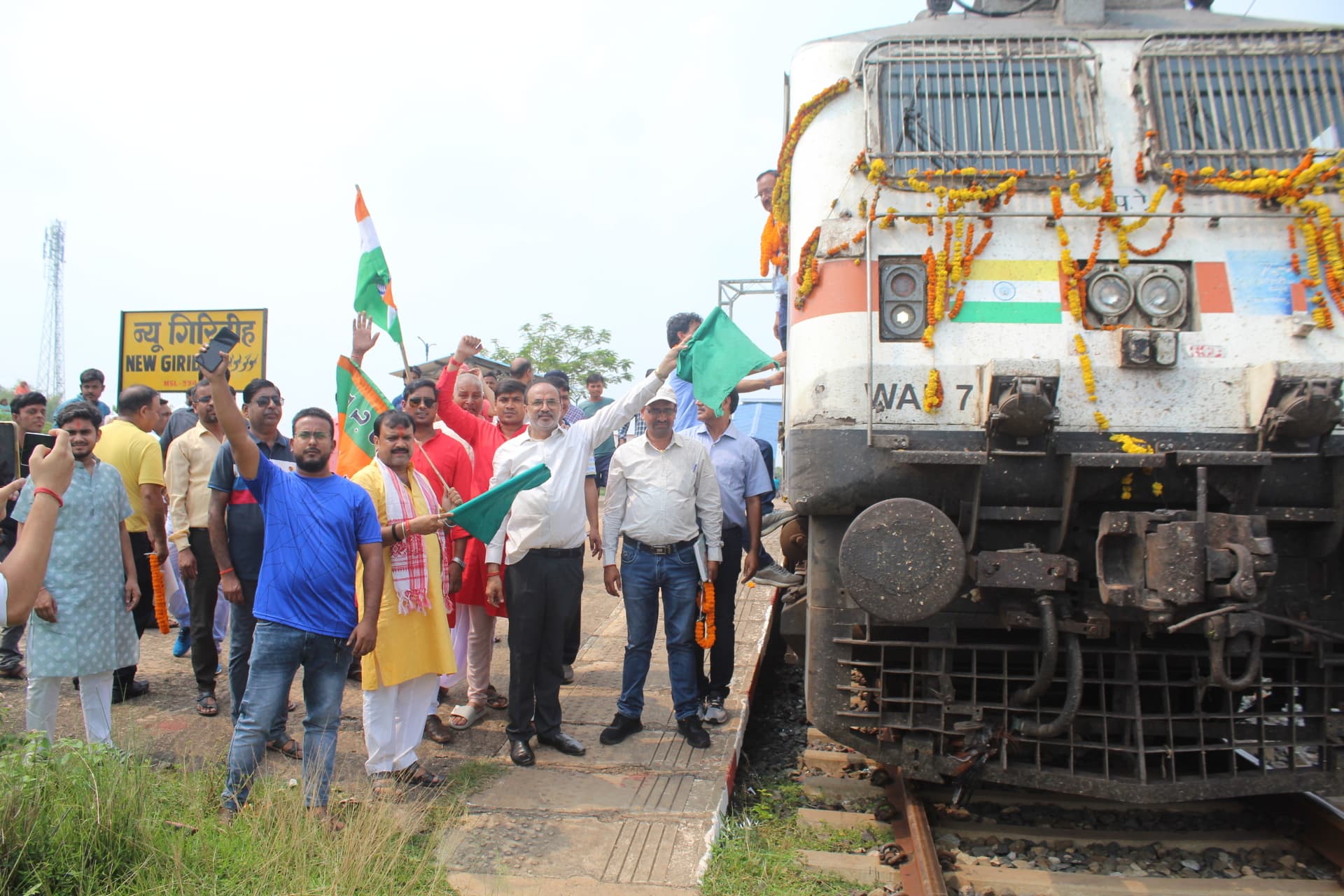 Giridih News: दिल्ली-गोड्डा एक्सप्रेस ट्रेन का न्यू गिरिडीह स्टेशन पर हुआ स्वागत