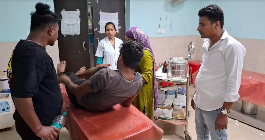 बाइक व ई-रिक्शा की टक्कर में दो युवक गंभीर रूप से जख्मी, रेफर