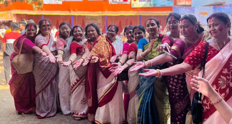 बंगाली समाज ने सिंदूर खेला के बाद नम आंखों से दी मां दुर्गा को विदाई