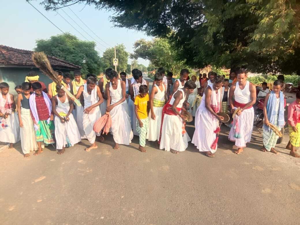 आदिवासियों ने परंपरागत नृत्य गान के साथ मनाया दुर्गा पूजा