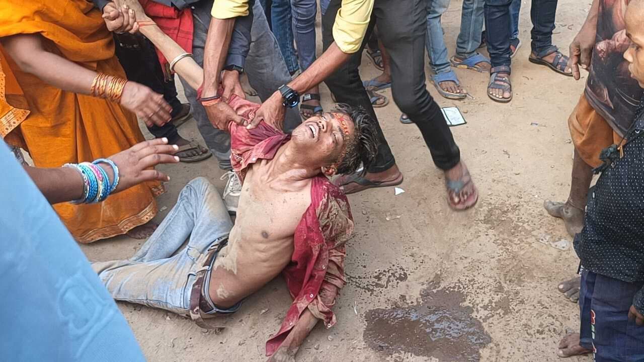 मनचलों को भीड़ ने पीटा, सदर अस्पताल में चल रहा इलाज