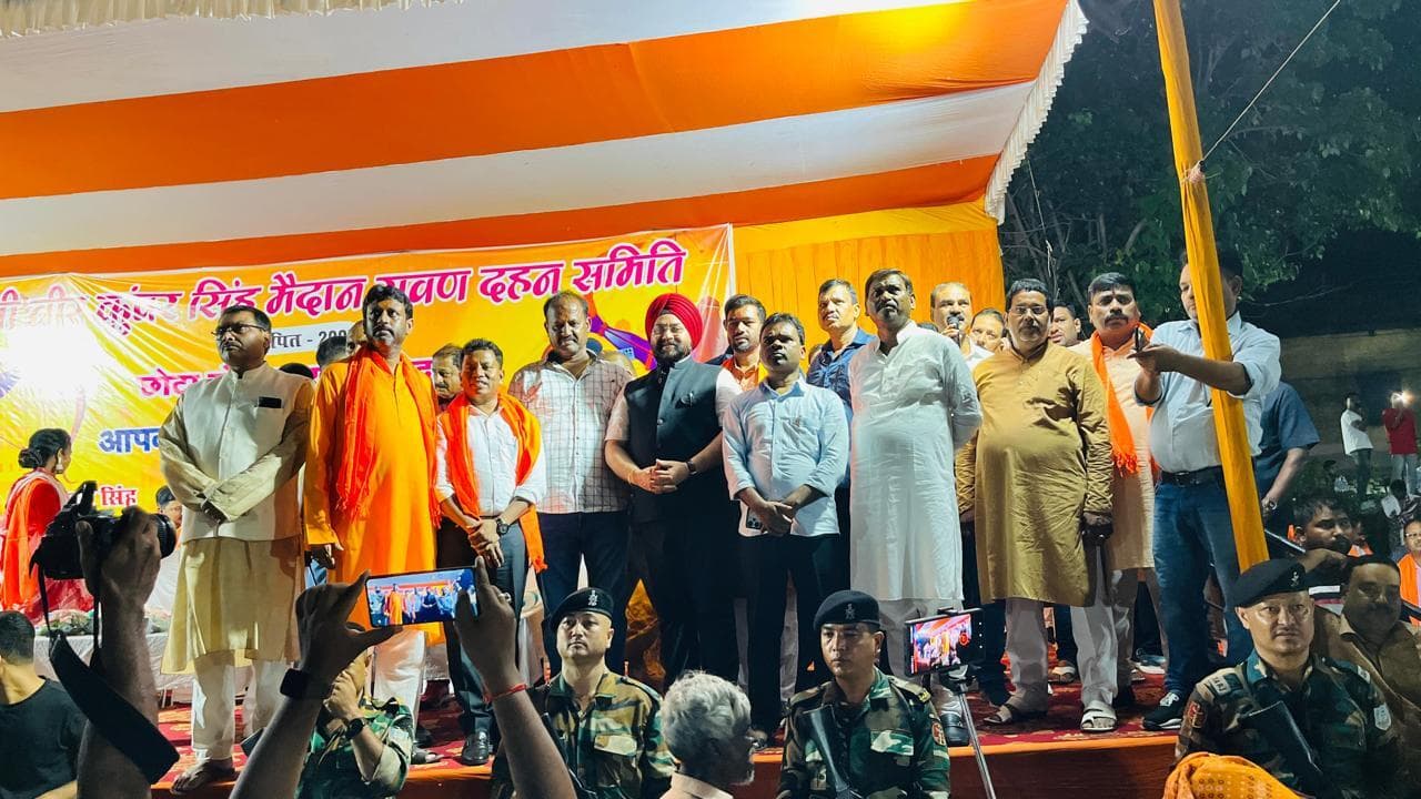 गोविंदपुर में  51 फीट के रावण के पुतले का किया गया दहन