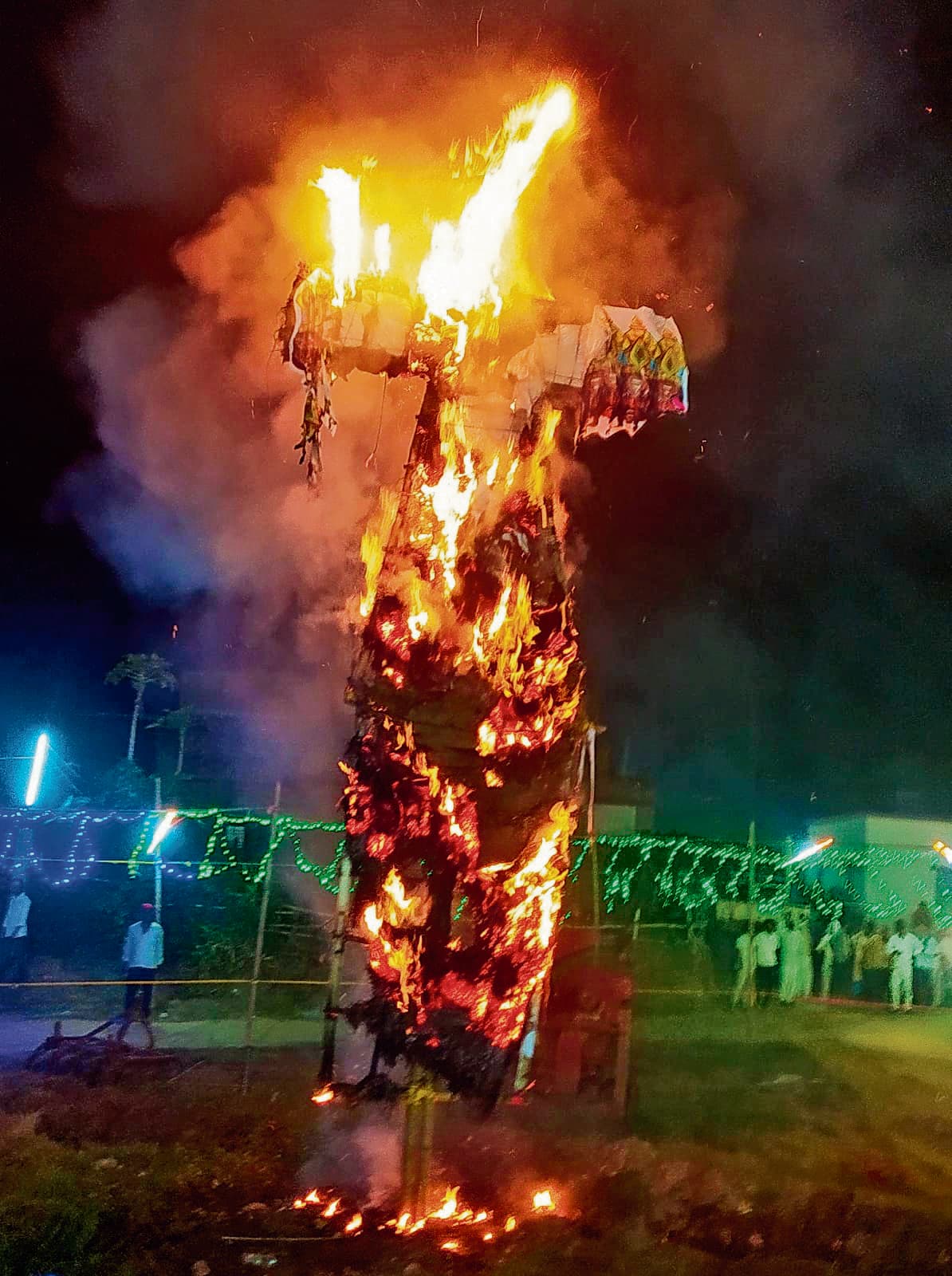 प्रभु श्रीराम ने चलाया बाण, तो धू-धू कर जल उठा रावण