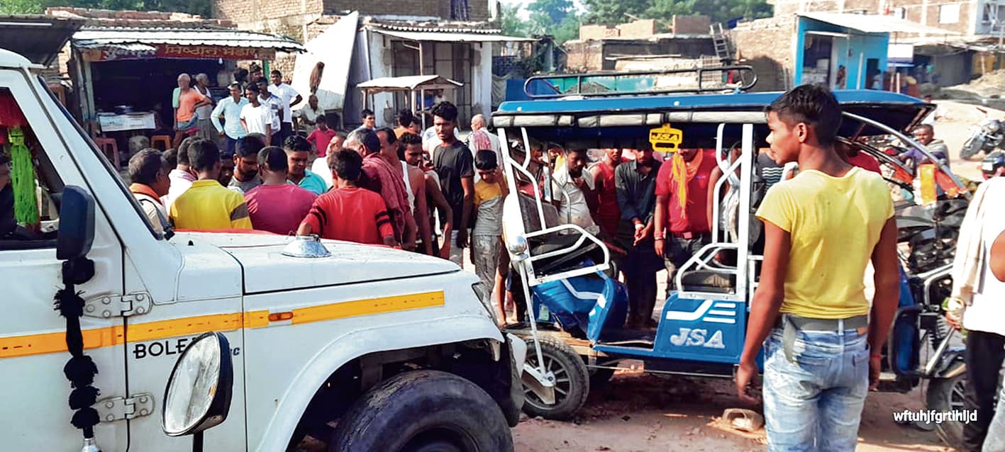 Gopalganj News : बरौली में अनियंत्रित पिकअप ने चाय पी रहे लोगों को मारी ठोकर
