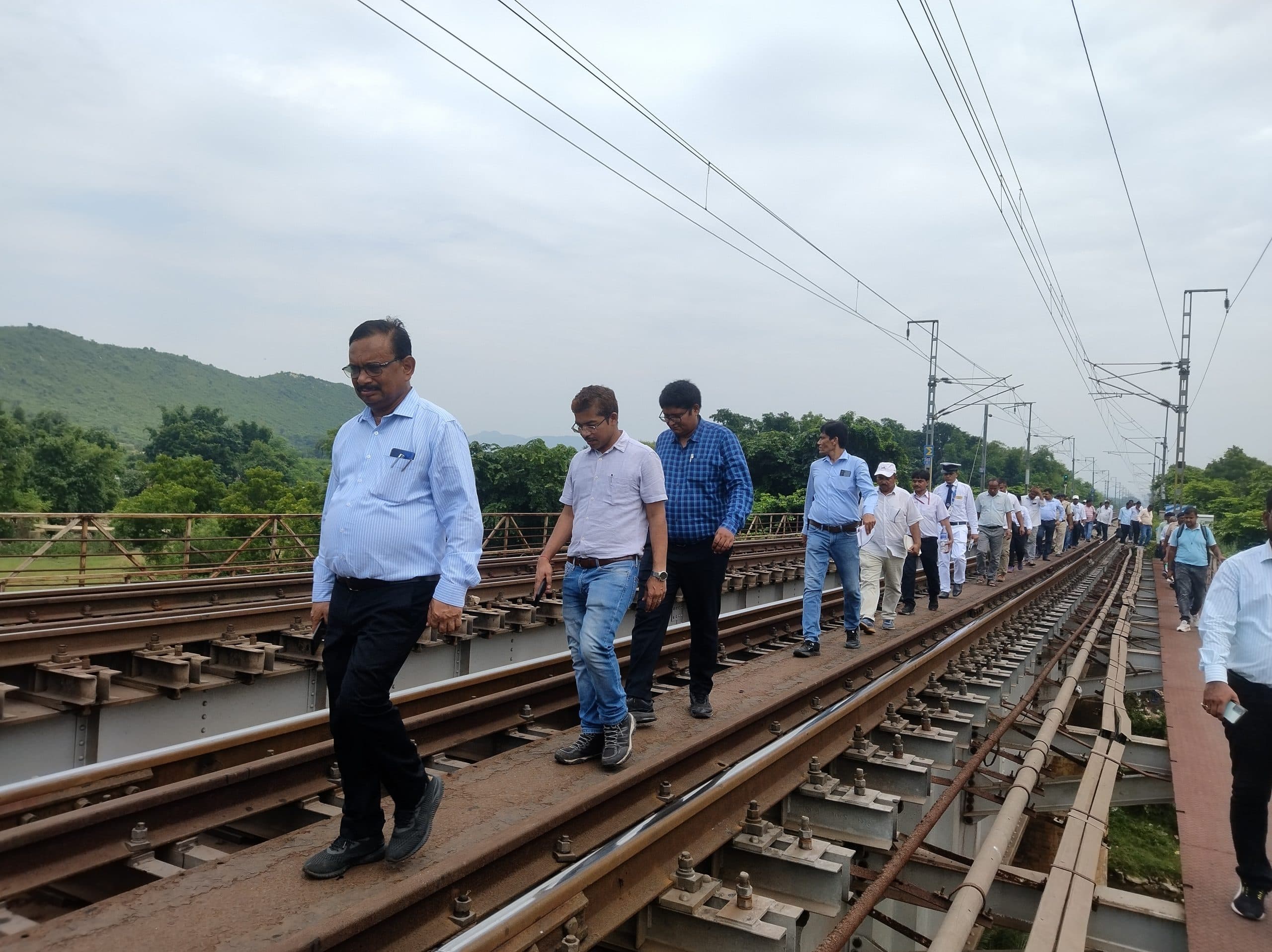 सभी अधिकारी रेलवे ट्रैक की करें लगातार मॉनिटरिंग : डीआरएम