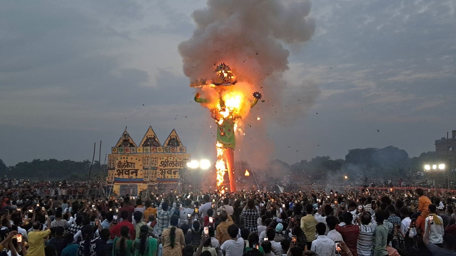 Samastipur News: Vijayadashami: धू-धूकर जले रावण, मेघनाद व कुंभकर्ण, लगे श्रीराम के जयकारे