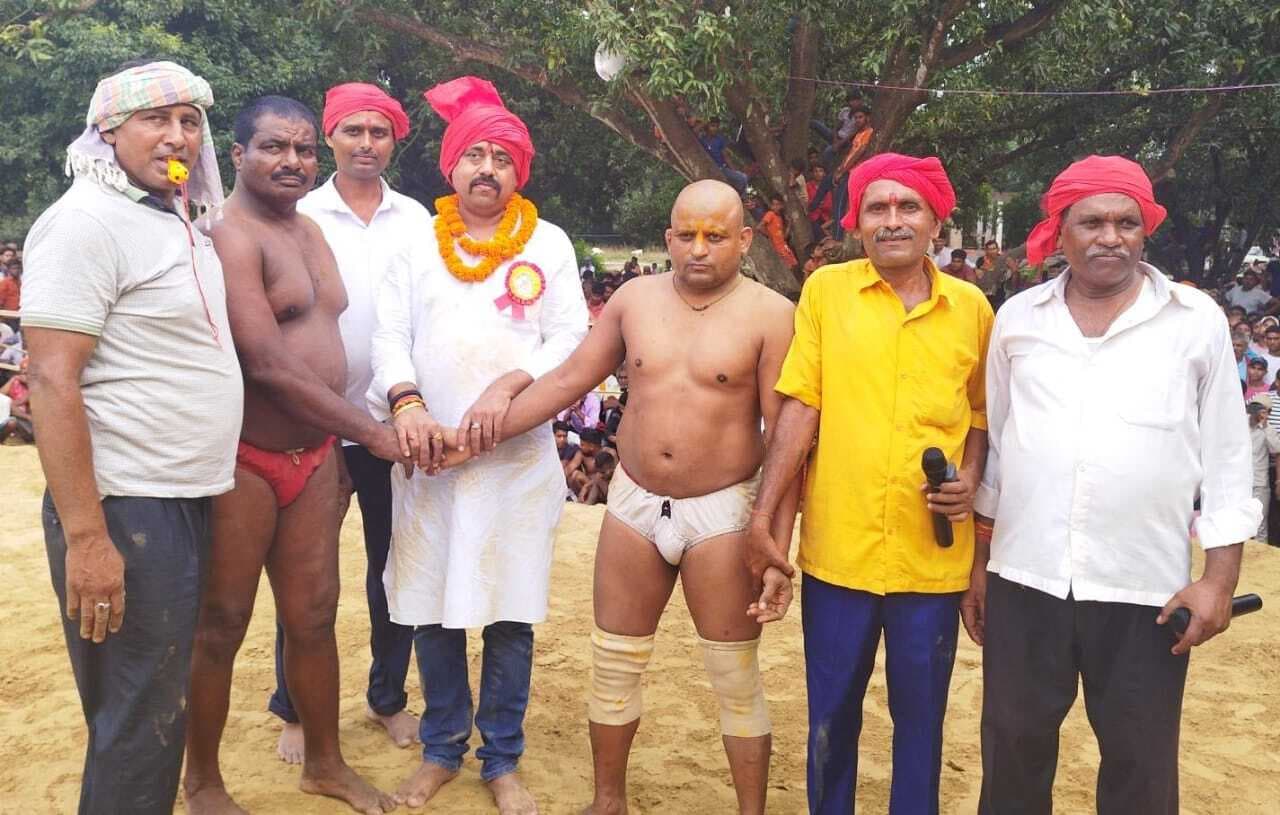 दंगल प्रतियोगिता में पहलवानों ने दिखाया दमखम