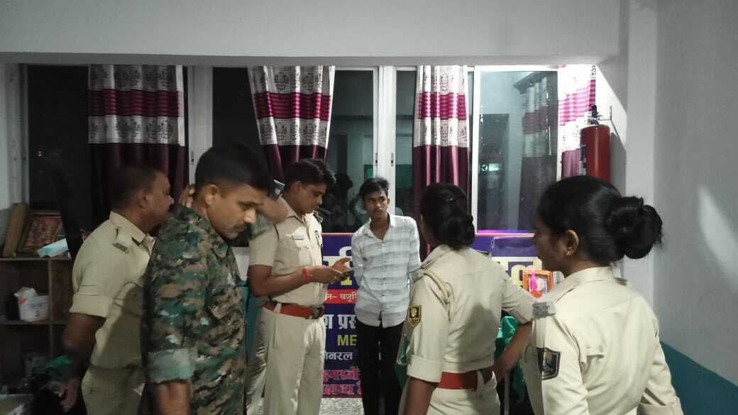 नर्सिंग होम में नवजात की मौत होने पर परिजनों ने किया हंगामा