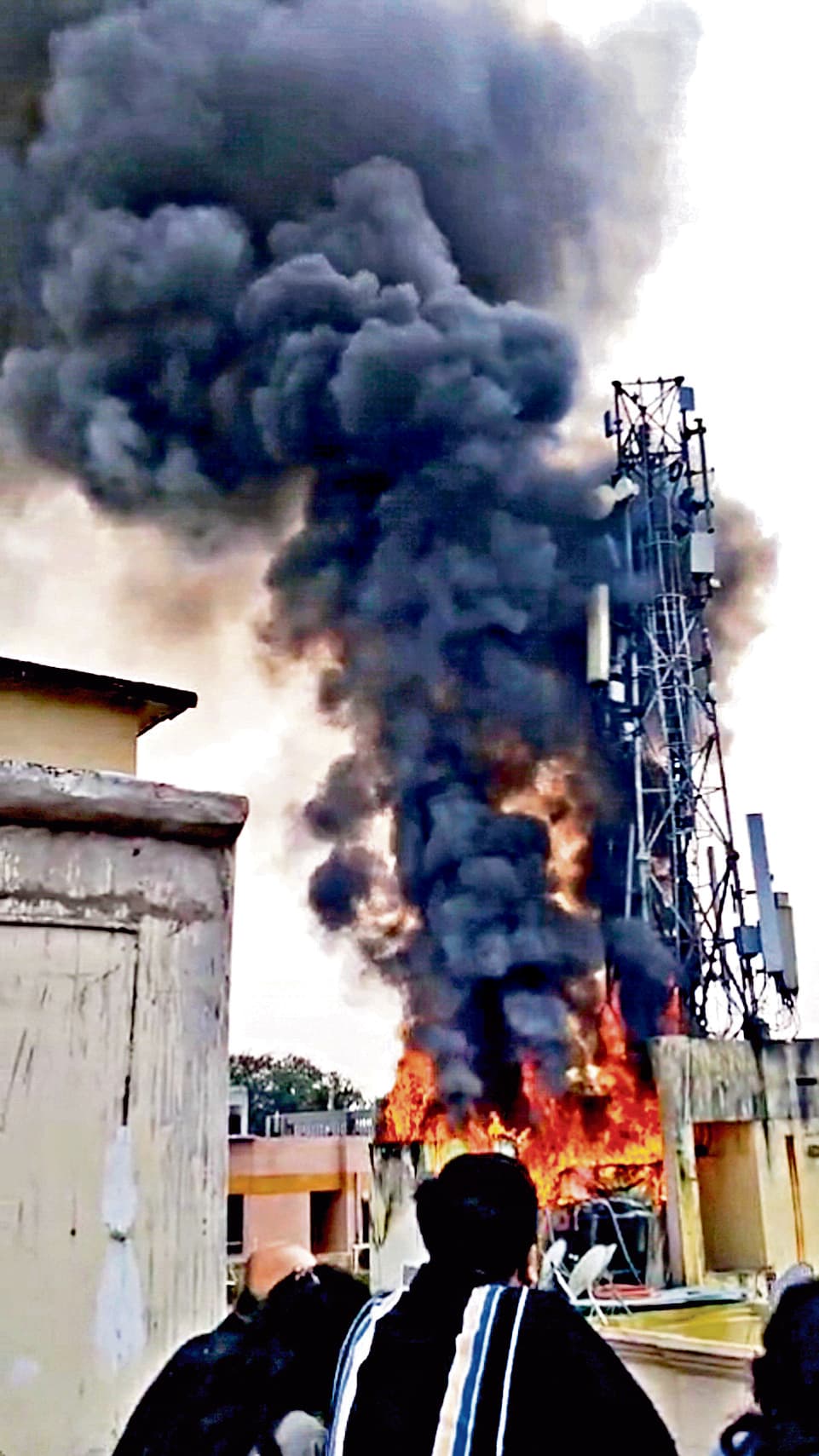 city news: अपार्टमेंट की छत पर लगे टावर में लगी आग