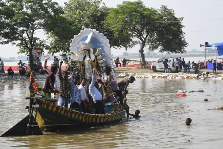 देर रात तक होता रहा मूिर्तयों का विसर्जन