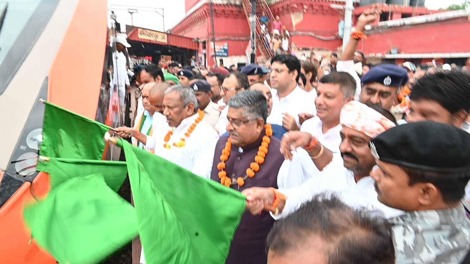 बख्तियारपुर में रुकने लगी वंदे भारत, सासंद ने दिखायी झंडी