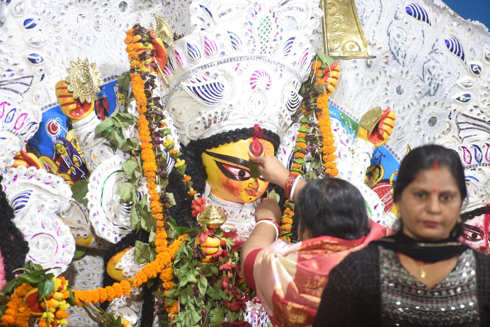 सिंदूर खेला के साथ बंगाली समुदाय ने मां को दी विदाई