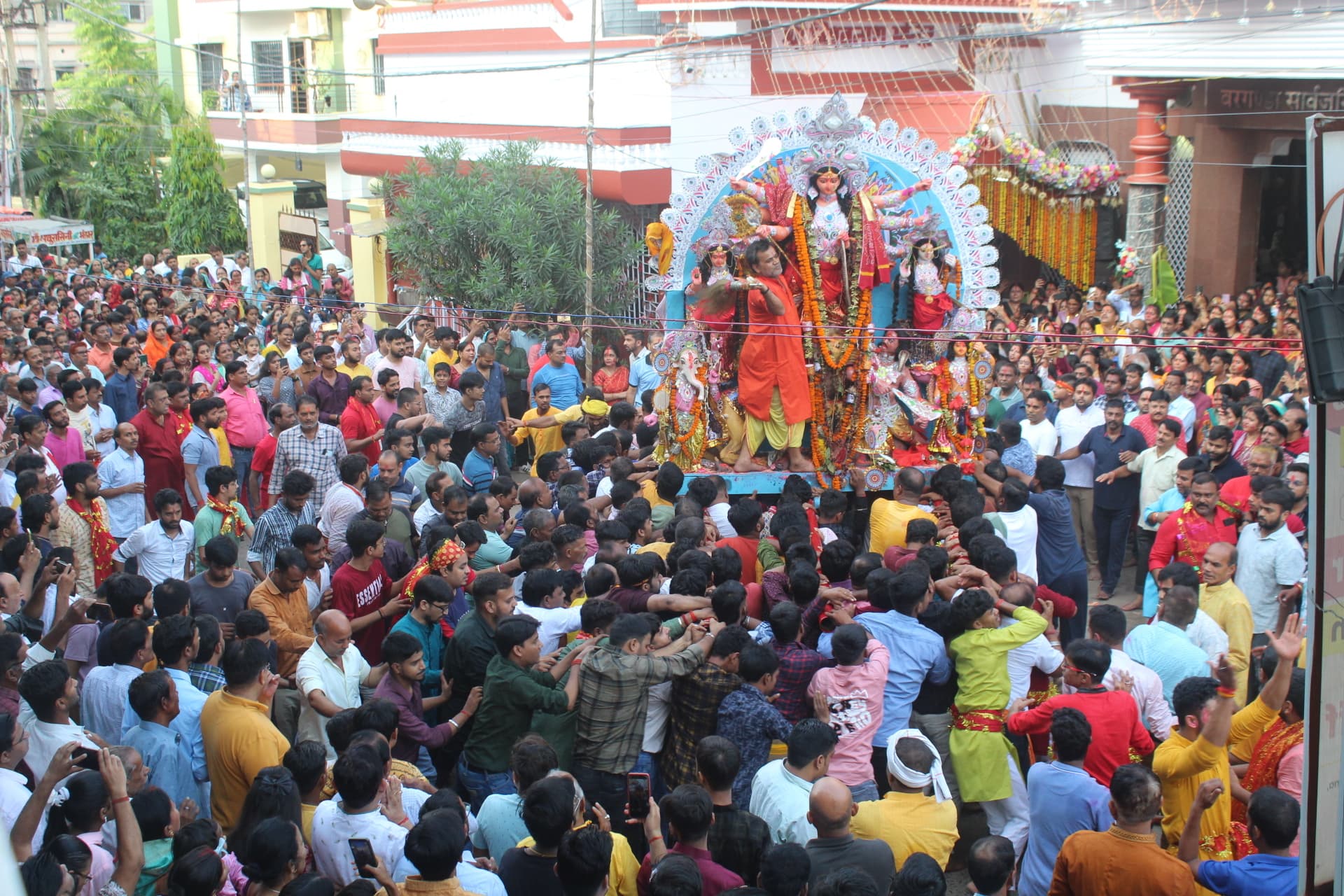 Giridih News:अश्रुपूर्ण नेत्रों से मां दुर्गा को दी गयी विदाई