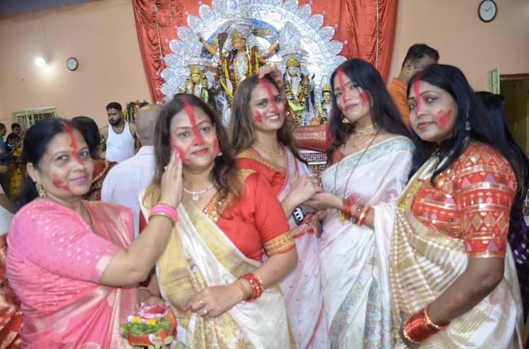 DHANBAD NEWS : नम आंखों से दी गयी मां जगदंबा को विदाई