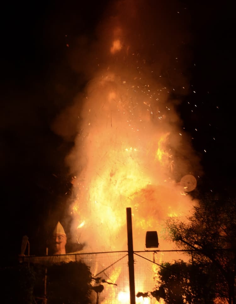 dhanbad news: बुराई के प्रतीक रावण का जलाया गया पुतला