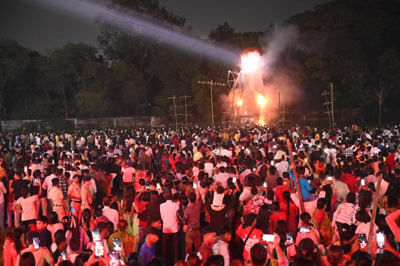 BOKARO NEWS : बालीडीह के सेरसा स्टेडियम में रावण का पुतला दहन