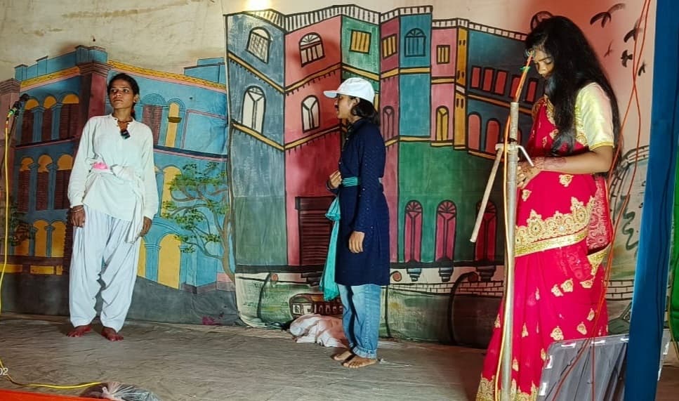 BOKARO NEWS : ‘चिता सजा दो’ नाटक के मंचन से दिया विधवा विवाह का संदेश