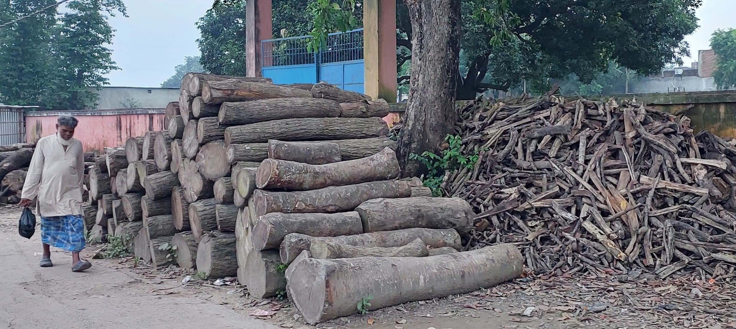 ठाकुरबाड़ी की जमीन पर दबंग ने किया कब्जा, उपसचिव को दी जान मारने की धमकी
