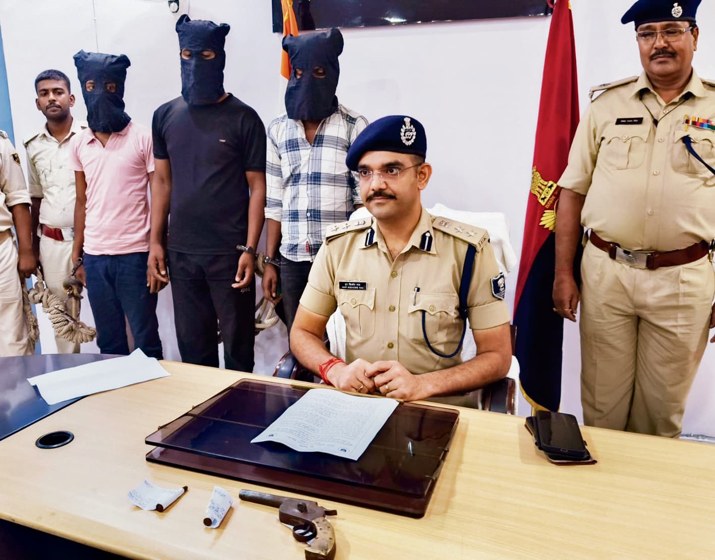 hajipur news. टॉप-20 में शामिल बदमाश दो साथियों के साथ गिरफ्तार