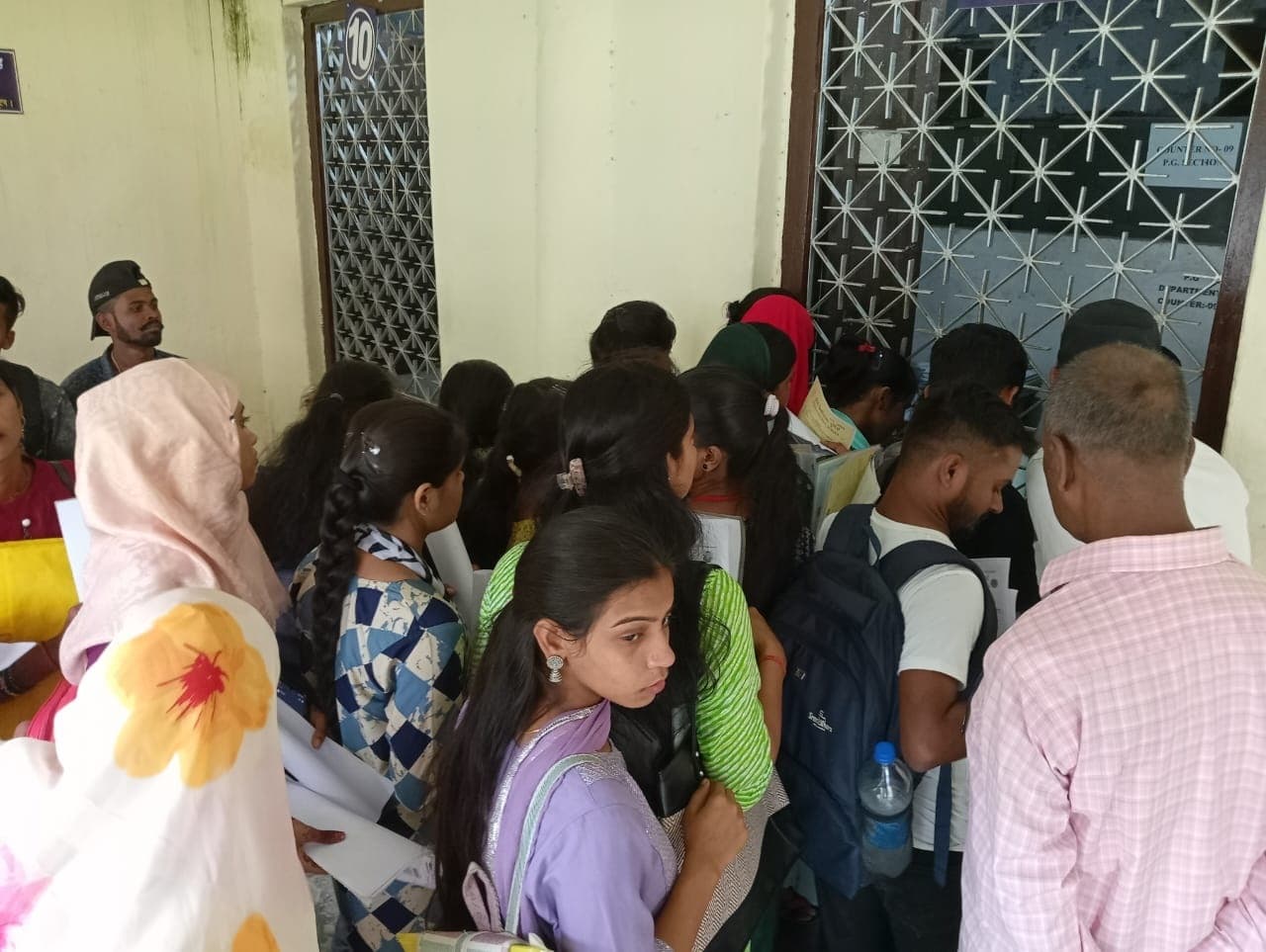 स्नातक के मूल अंकपत्र की जांच के बाद पीजी में नामांकन