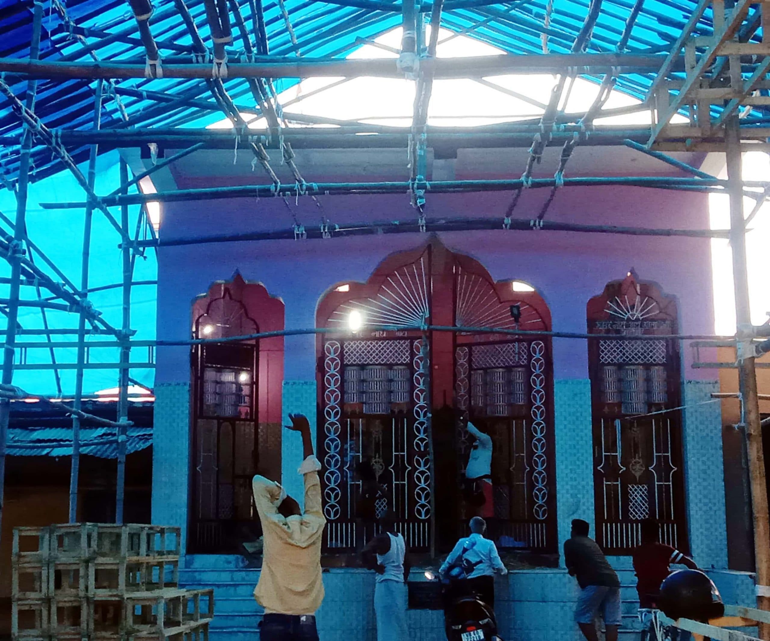 दुर्गा पूजा सम्पन्न होने के साथ शहर के बाड़ीहाट में लक्ष्मी पूजा की तैयारी शुरू