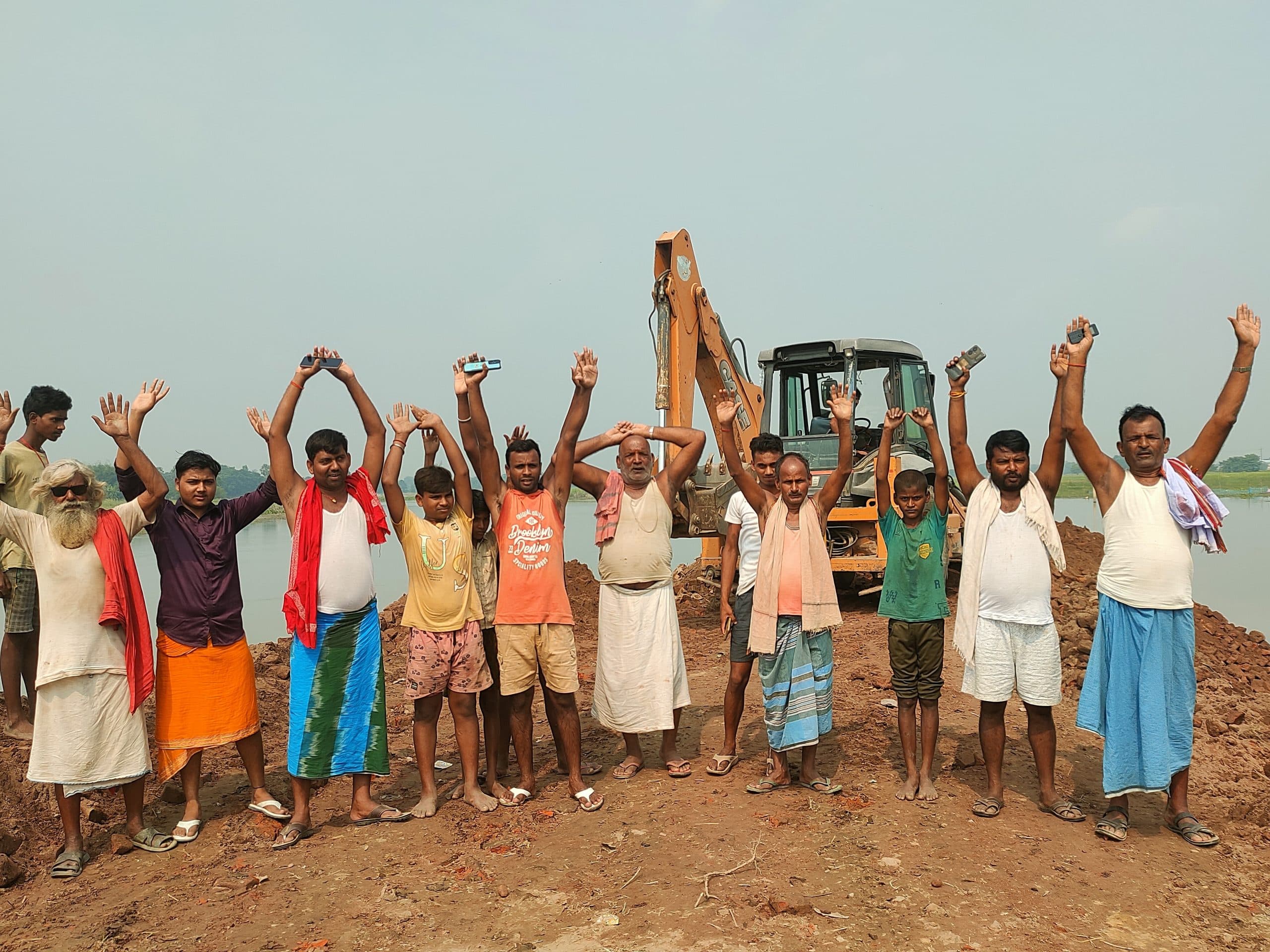 कटाव को रोकने के लिए दिया जा रहा ईंट का टुकड़ा व राबिस, आक्रोश