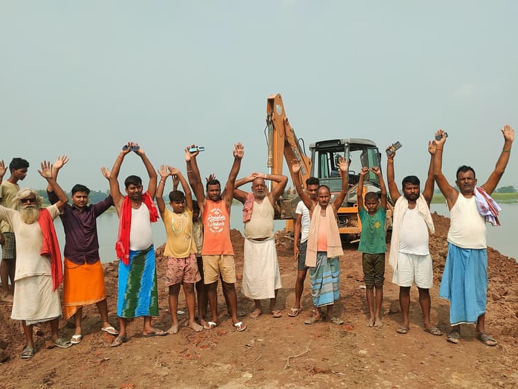 कटाव को रोकने के लिए दिया जा रहा ईंट का टुकड़ा व राबिस, आक्रोश