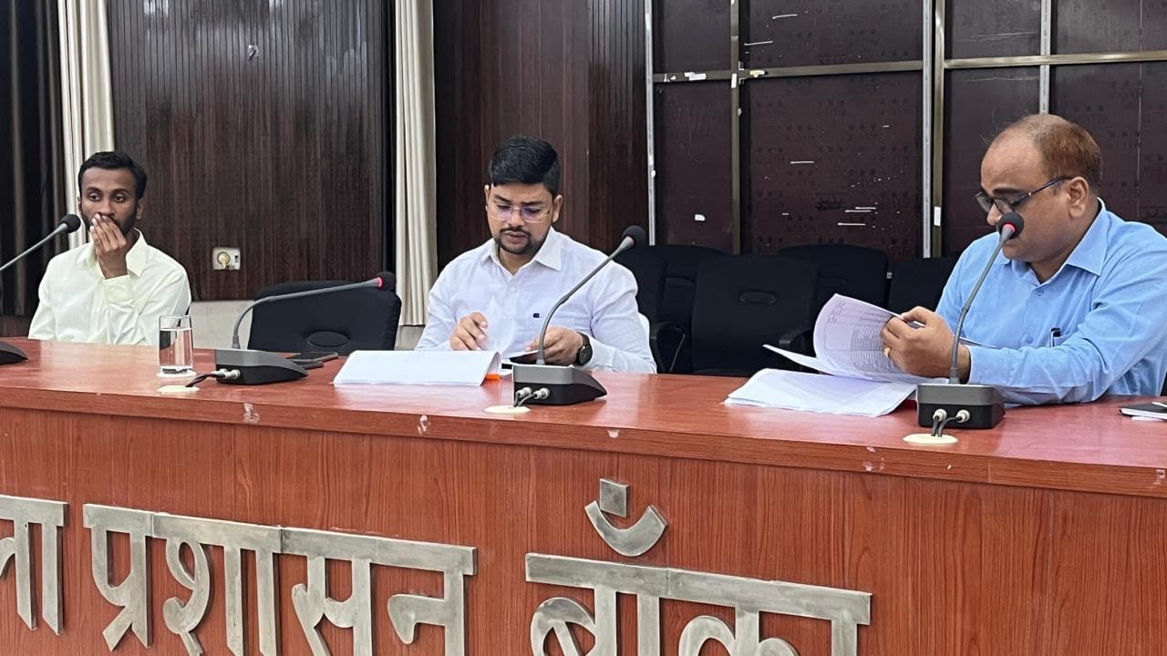 डीएम ने बैठक से अनुपस्थित बेलहर बीएओ का रोका वेतन, पूछा स्पष्टीकरण