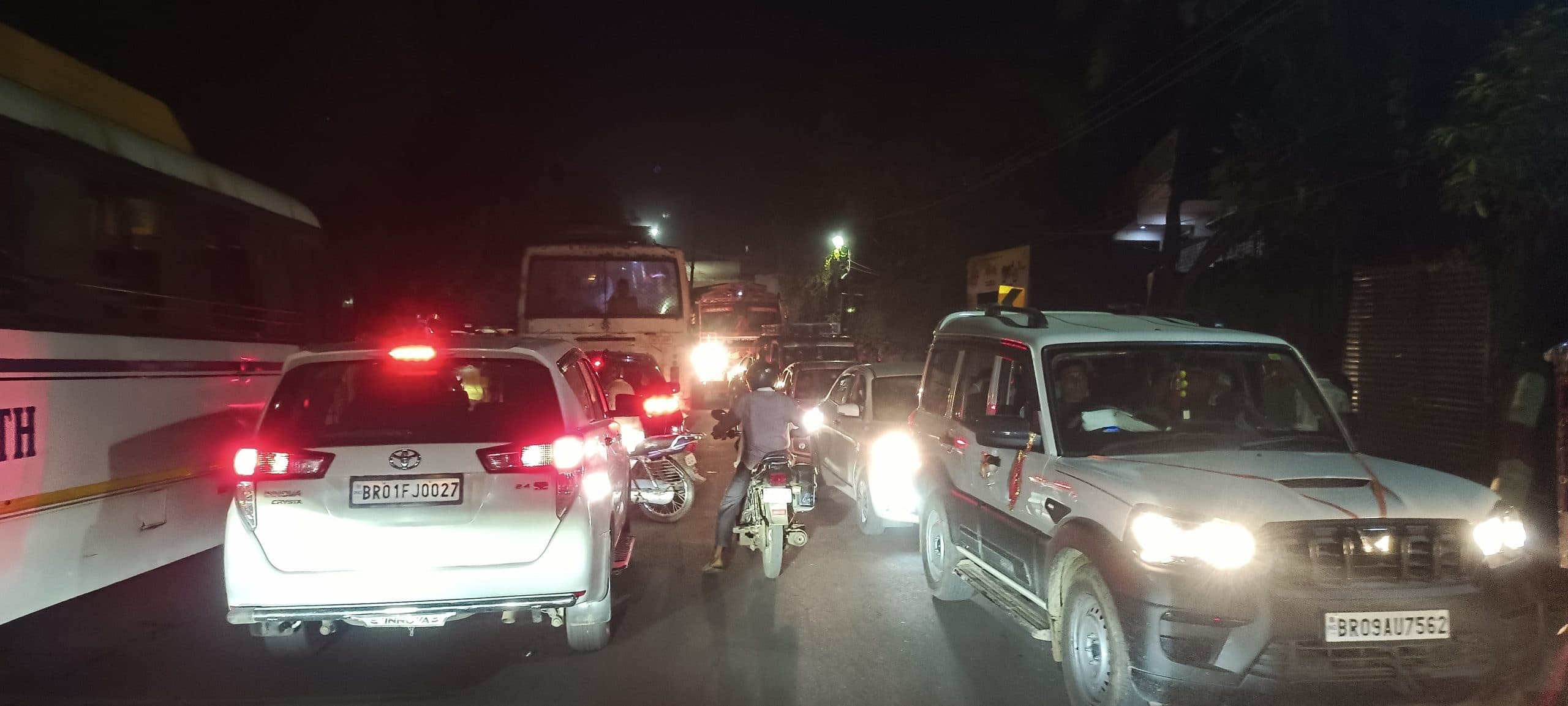 यातायात अव्यवस्था से जाम में फंसे लोग, कइयों की छूटी ट्रेन