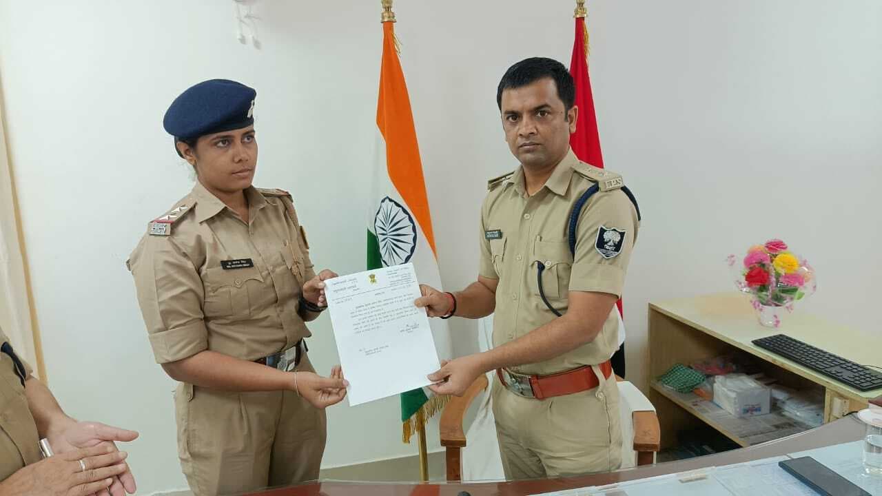 Darbhanga News: बेहतर काम करने वाले पुलिस अधिकारियों को एसएसपी ने किया सम्मानित