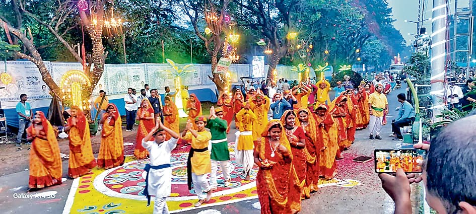 पूजा कार्निवाल में हुए रंगारंग कार्यक्रम भी