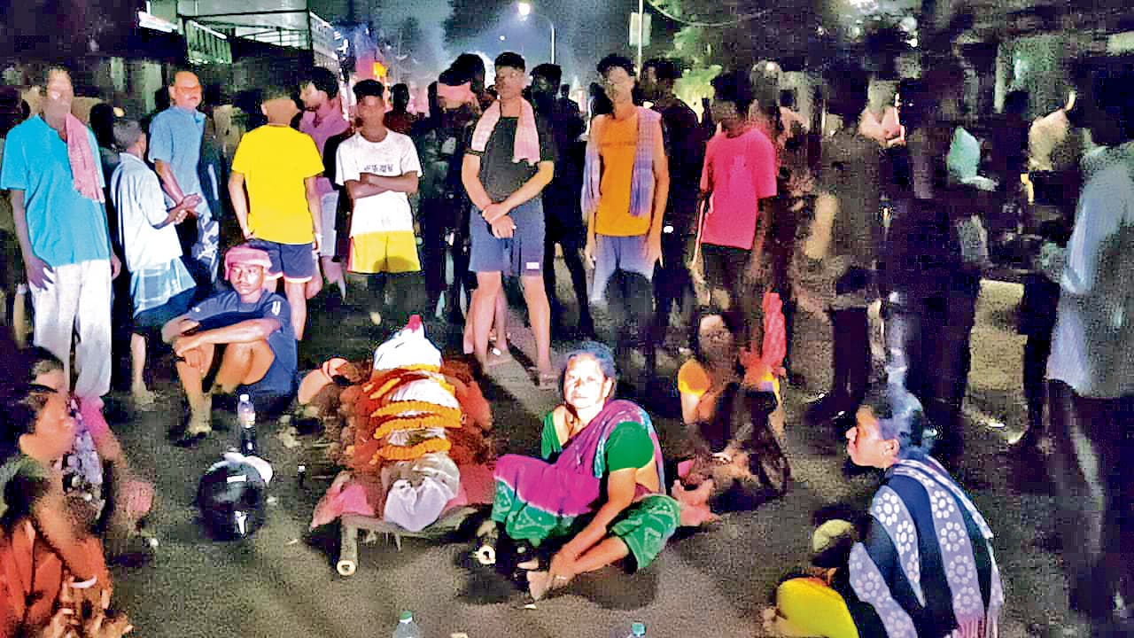 युवक की मौत के बाद शव को सड़क पर रखकर की मुआवजे की मांग