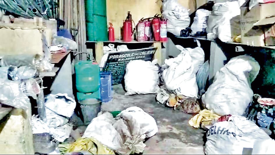 परासकोल कोलियरी गोदाम का एजबेस्टस तोड़कर बदमाशों ने चुराये कीमती सामान