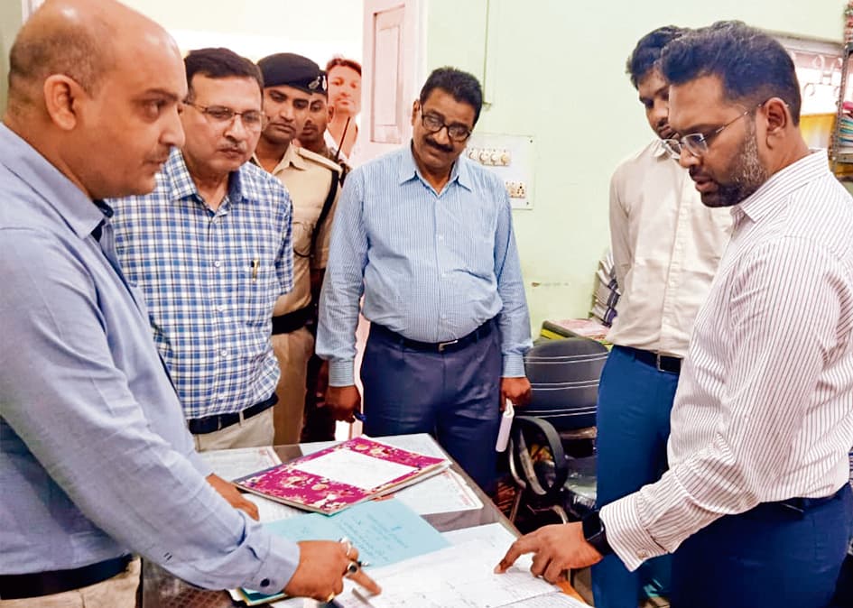 Gopalganj News  : कलेक्ट्रेट पहुंचते ही एक्शन में आये डीएम, शाखाओं का किया निरीक्षण, अपडेट नहीं मिली कर्मपुस्तिका