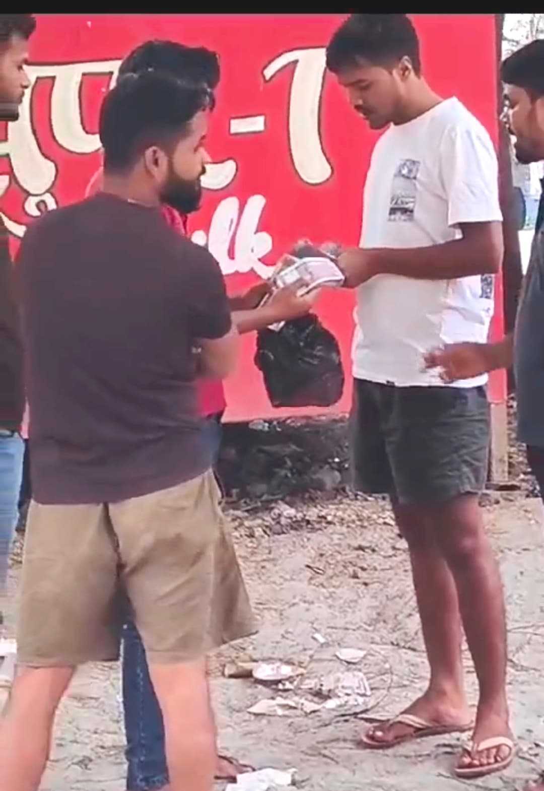 Aurangabad News : सुबह में उत्पाद पुलिस ने युवक को पकड़ा, घुमाने के बाद पैसे लेकर छोड़ा