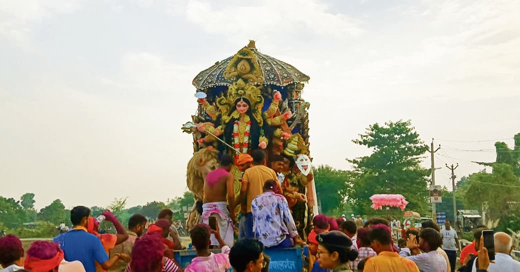 Gopalganj News : सिंदूर खेला के साथ मां दुर्गा को दी विदाई, जयघोष के साथ शुरू हुआ मूर्ति विसर्जन
