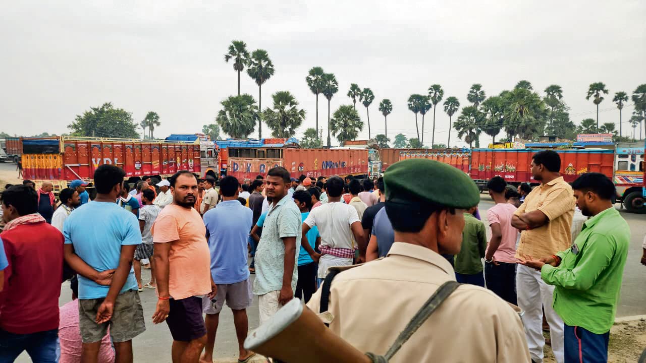 Hajipur News : मॉर्निंग वॉक पर निकले युवक की ट्रक से कुचल कर मौत, सड़क जाम