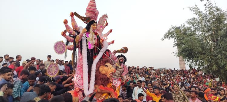 Giridih News:सिंदूर खेला के साथ मां दुर्गा की प्रतिमा का हुआ विसर्जन