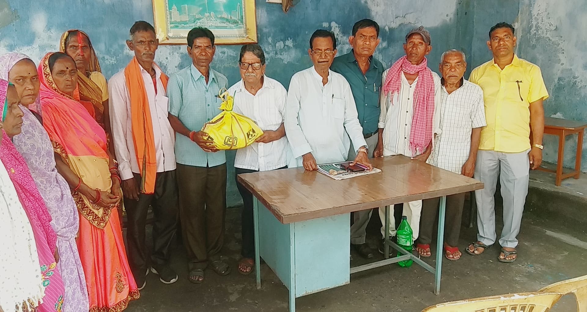 BOKARO NEWS : बर्खास्त स्लरी मजदूरों के बीच राशन वितरण