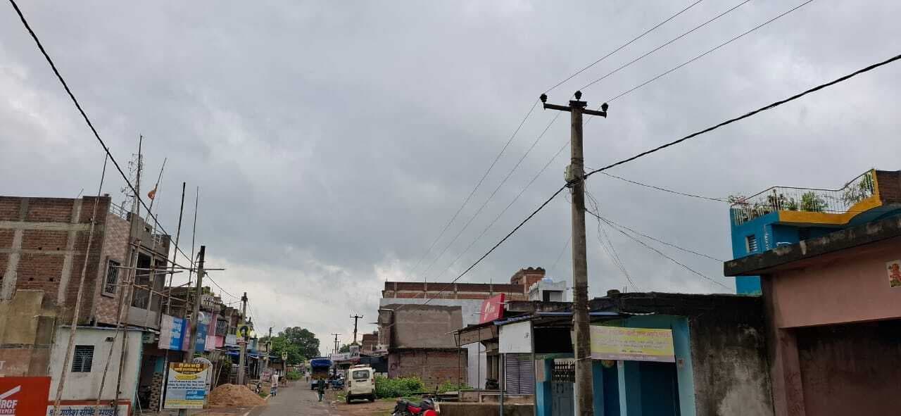 Giridih News: आबादी वाले इलाके से गुजरे हाइटेंशन तार के नीचे गार्ड वायर नहीं, हादसे की आशंका