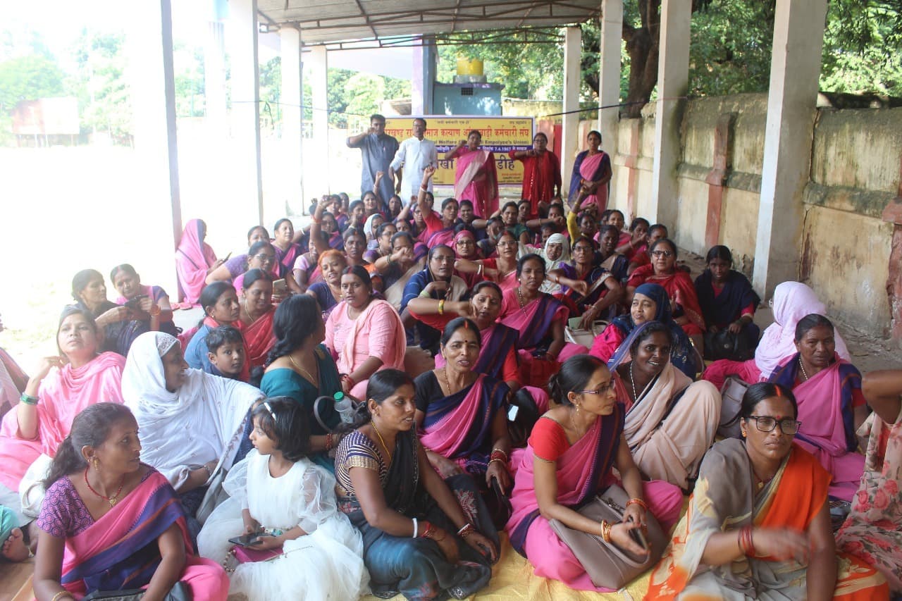 Giridih News: आंगनबाड़ी कर्मचारी संघ की हड़ताल दसवें दिन भी जारी