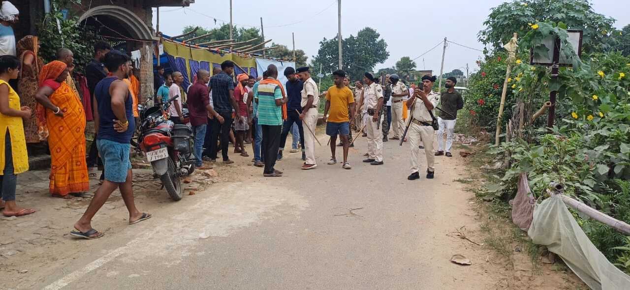 दो गांवों के लोगों में पथराव, कई घायल