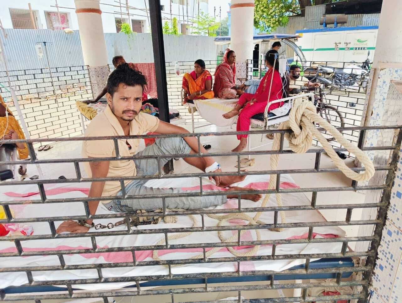 लापरवाही : बंदी को अकेले छोड़ कर चले गये वर्दी वाले