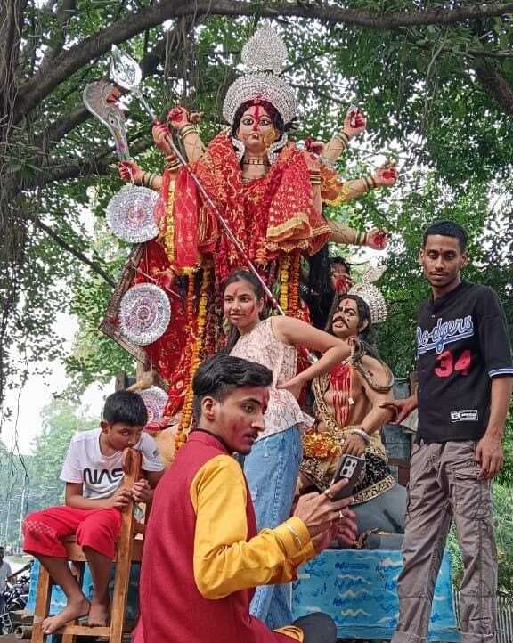 श्रद्धालुओं की भारी भीड़ के बीच जमालपुर की प्रतिमाओं का गंगा में हुआ विसर्जन