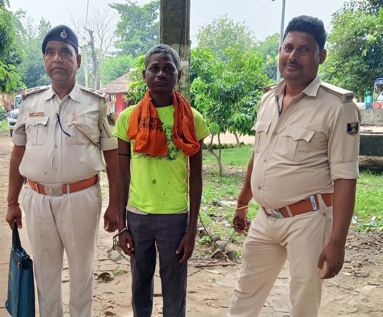 10 लीटर शराब के साथ तस्कर गिरफ्तार